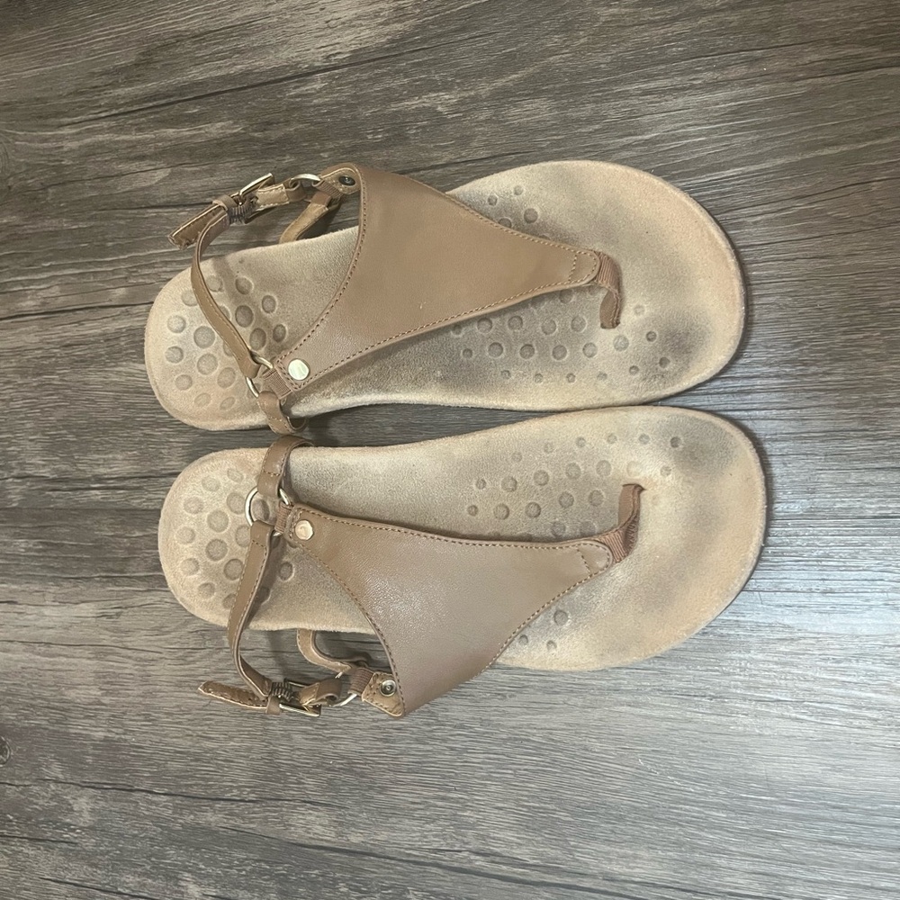 Vionic Tan Sandals Size 6